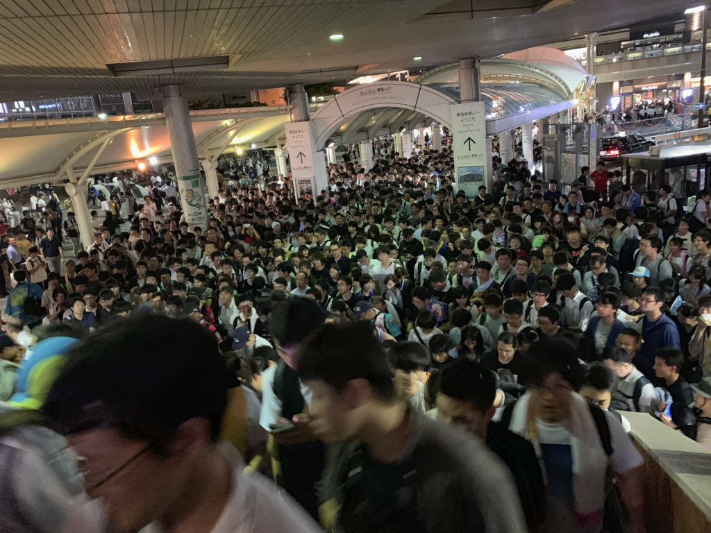 Jr海浜幕張駅周辺で アイマスイベント B Zライブ 千葉ロッテ戦がだだ被りして駅が 悲劇 詰んでる 並の大混雑 こんな回避策があります Togetter
