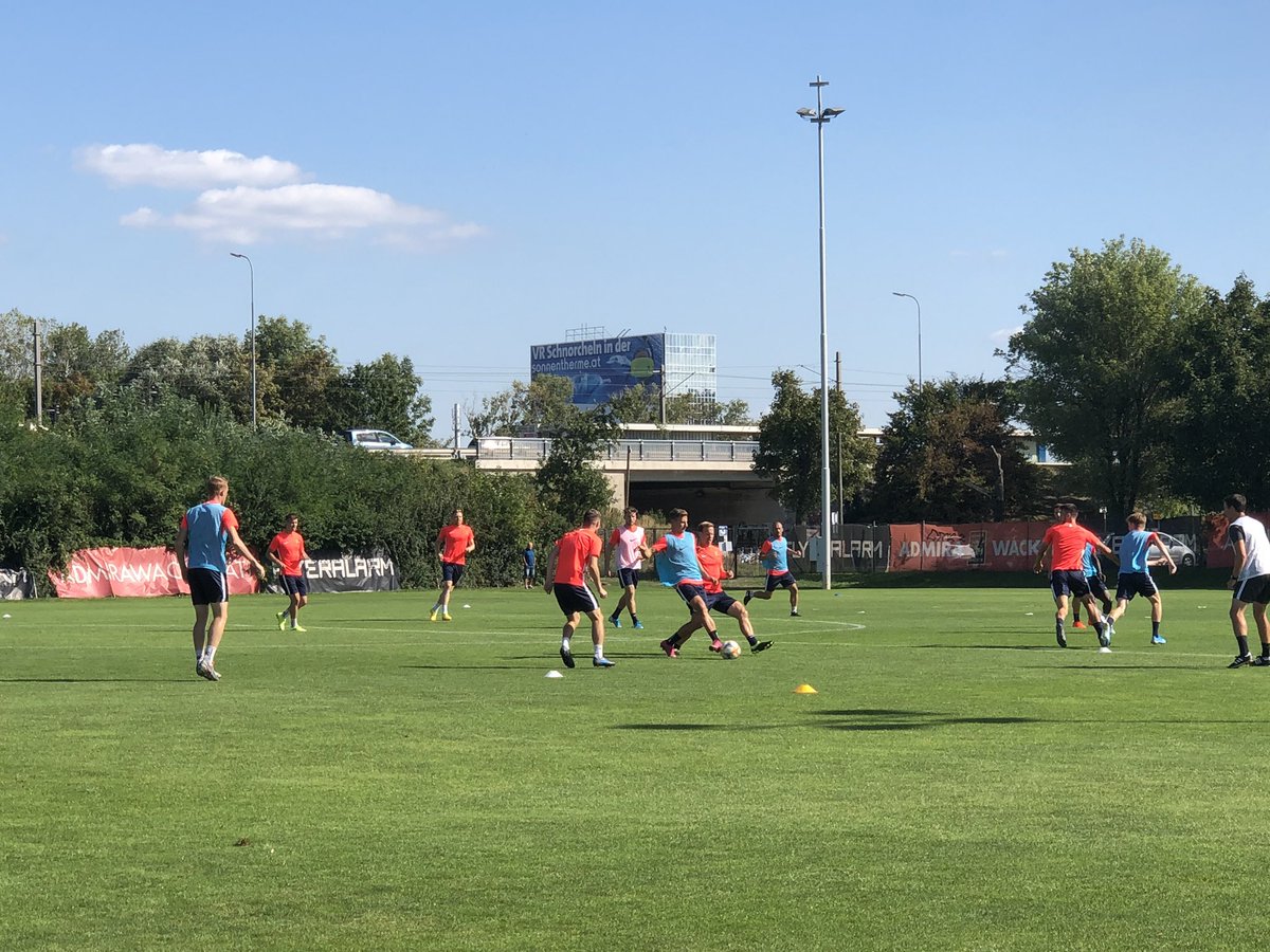daniel_rings's tweet photo. Beim ersten @FCAdmiraWacker-Training unter Neo-Coach Klaus #Schmidt geht es schon ordentlich zur Sache. Der Steirer greift mit lautstarken Kommandos ins Geschehen ein. #TipicoBL #admira https://t.co/2iW18VUv7x