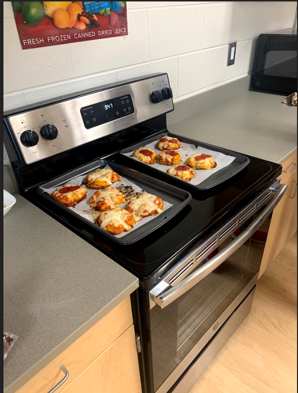 bauerfacs's tweet photo. @bauerfacs @fmsdtechteam @dchrisCR @emily_mcquay Copperheads at it already #futurechefsofAmerica #CRonecooks #foodandnutrition https://t.co/idrb5ftr5M