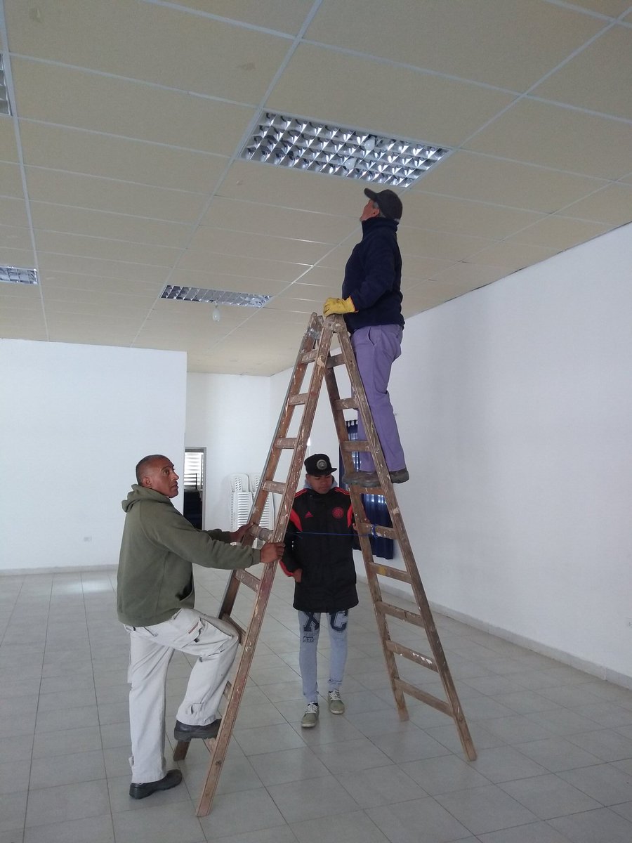 franconarvayes's tweet photo. Trabajando conjuntamente con electromecánica municipal en el cambio de nueva iluminación LED del Sum "Luis Rolando Aballay".
#CSyD10DEMAYO
#MUNISANAGASTA
@apariciojose27 
@turquitomenem 
@sanagastaciudad https://t.co/42ZPvI5TCa