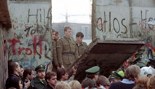  OSCURA REALIDAD vs LEYENDA NEGRALa caída del Muro de Berlín en 1989: el fin del “muro de la vergüenza”  https://www.guioteca.com/los-80/la-caida-del-muro-de-berlin-en-1989-el-fin-del-%E2%80%9Cmuro-de-la-verguenza%E2%80%9D/El oficialismo reconoce las «enormes catástrofes» de la Revolución Cultural https://www.larazon.es/internacional/la-prensa-oficial-china-reconoce-que-la-revolucion-cultural-trajo-enormes-catastrofes-BA12651770#.Ttt1TTlADDGk1ew