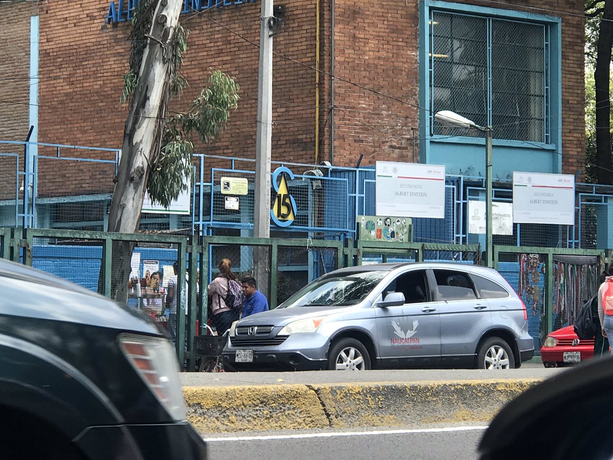 NaucalpanEnMira's tweet photo. Que hace un servidor público de @GobNau en horas de trabajo y con vehículo oficial esperando a su hijo en la CDMX? Secundaria 15 Albert Einstein @Alfredpro @PDuranReveles @PeriodicoEcos1 https://t.co/lOnhl1btwJ