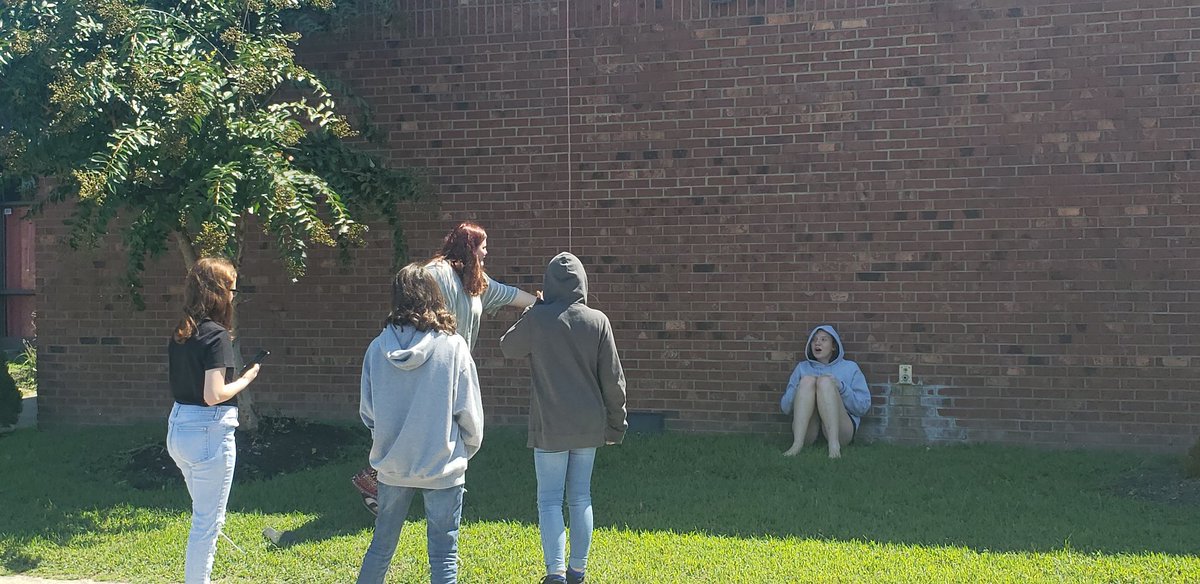 RyanPhilipp22's tweet photo. It used to be a huge challenge to collect video projects from multiple file formats and devices,  but Flipgrid allows everything to automatically be compiled in one format in one place.   Here's Coach Douglas's class filming PSA's for Health class using flipgrid  #cheathammagic https://t.co/RFdde9eJhl