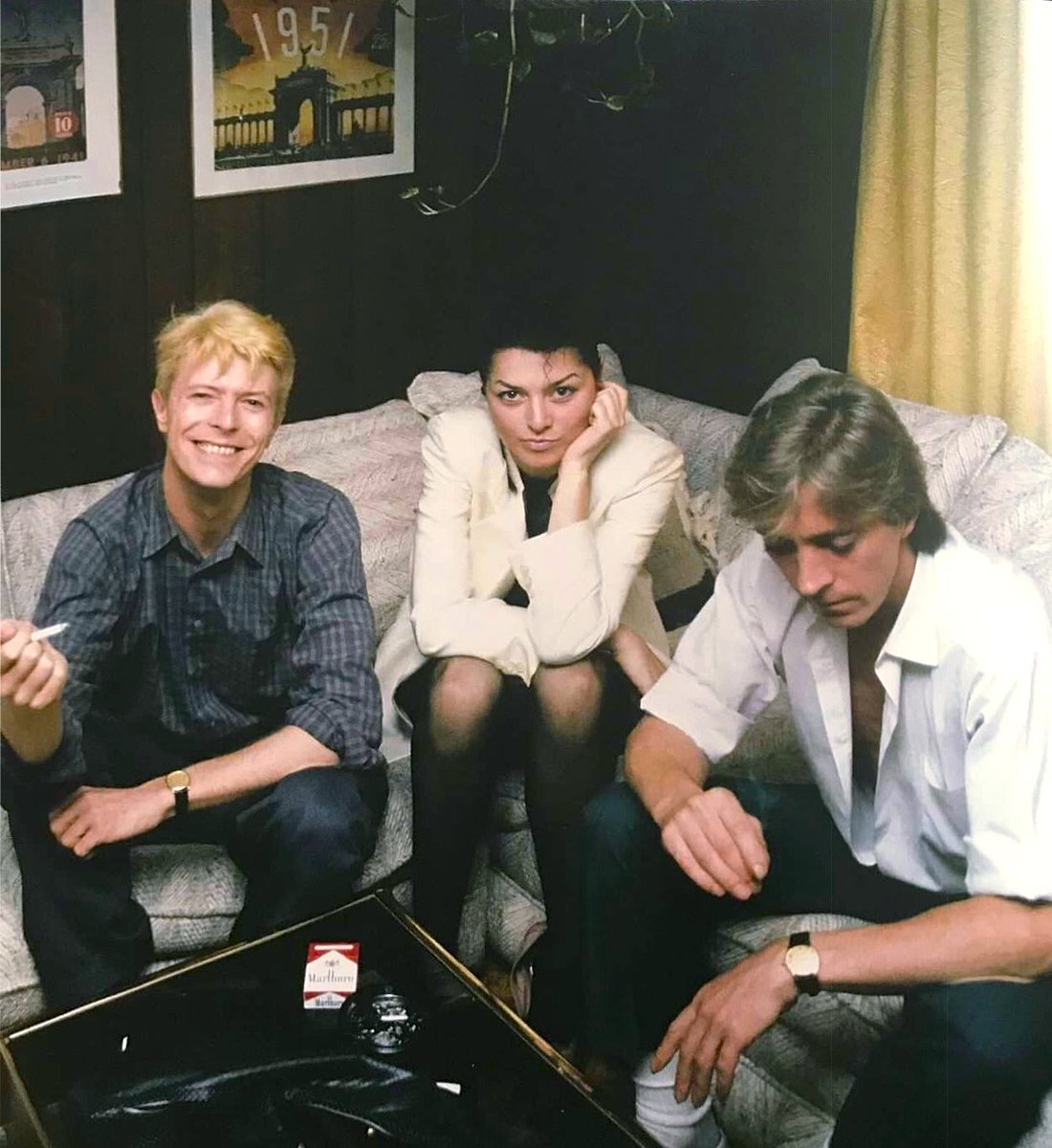 Tats Otd In 19 Mick Ronson Played The Jean Genie As A Special Guest Of David Bowie S Serious Moonlight Tour At The Canadian National Exhibition Stadium ボウイとロンソンのあいだに座っている女性は 当時ロンソンがプロデュースしていた