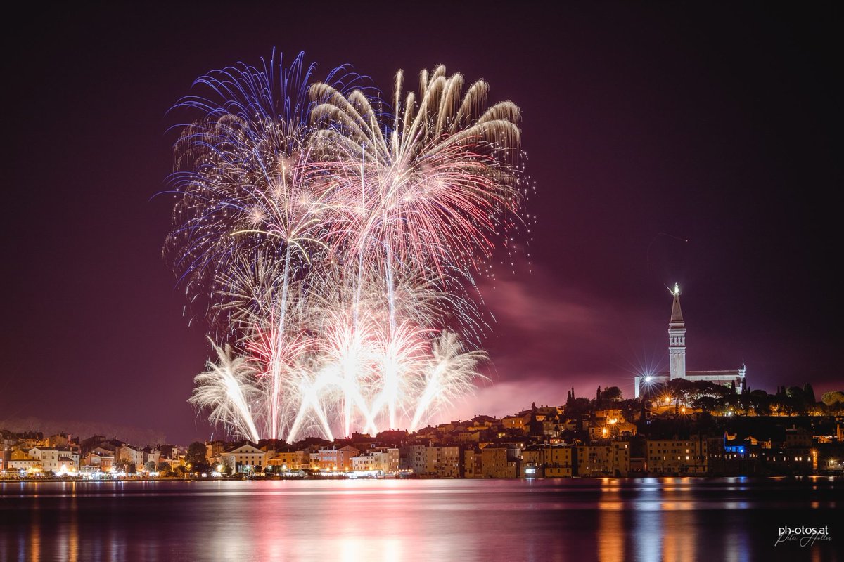 PeterHollos's tweet photo. Top Feuerwerk zum Abschluss des Stadtfests in Rovinj 2019

#rovinj #fireworks #feuerwerk   #photography #landscape #longaxposure #canon #canonaustria #eosr #ef100400ii #peterhollos #hollos 
https://t.co/unA5DaFObZ https://t.co/zbublsxSOO