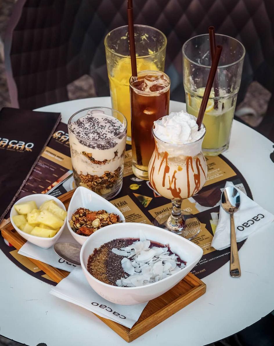 Acai na tigela, neboli miska plna acai vnikla jako snidanovy chod. Vy ji ale tak tak milujete, ze ji podavame po cely den. Je totiz tak skvela a tak dobra, ze se hodi i na brunch, k obedu, ale klidne i veceri. 
Tak se zastavte 🤗. #cacaoprague