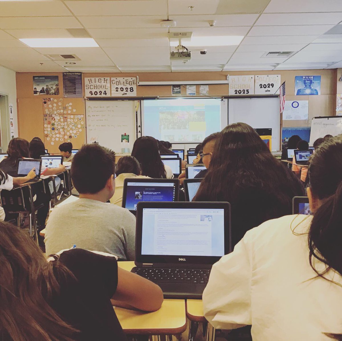 jbmsavid_cjusd's tweet photo. College Project season. Navigating an official college website. #7thGradeAVID #CollegeResearchProject #rimsavid @coltonjusd https://t.co/BAkSfEVbSE