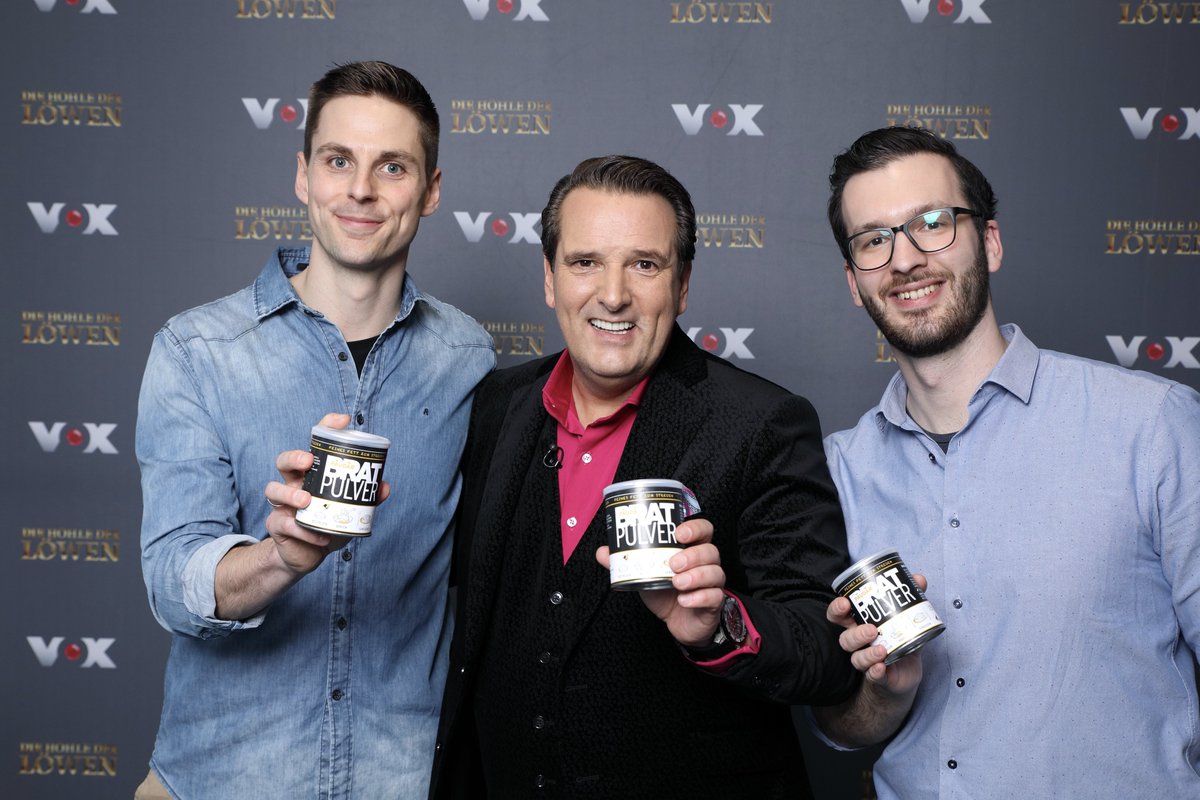 RalfDuemmel's tweet photo. Was für ein mega #Staffelstart. Braten mit bis zu 90 % weniger Fett und weniger fettspritzer ist mit #PAUDAR möglich. Mit Johannes und Deniz bringen wir das innovative Bratpulver in Eure Pfannen! #healthy #DHDL @voxDHDL https://t.co/YMS6sJZMEd