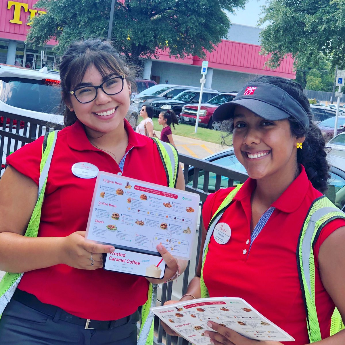 CFANBeltline's tweet photo. 👉Let’s talk Chick-fil-A ONE app. Have you tried it yet? {Shout out to our #RedLevel Raving Fans!}
🚗Did you you know you can choose drive thru pickup? It’s really the best of all worlds! #ScanRedeemRepeat #hAppyLife https://t.co/LLvzkmZcJm
