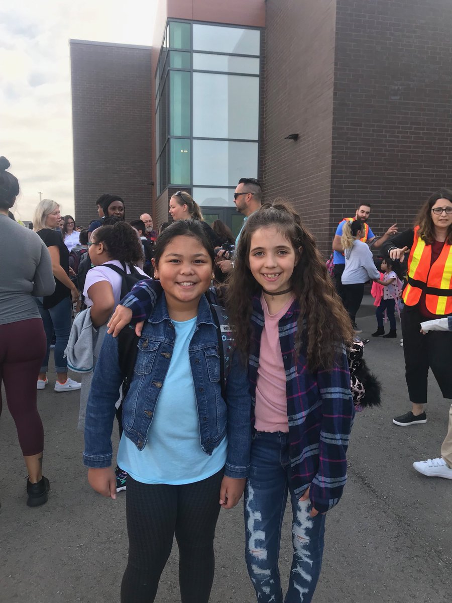 TanyaRaimundo's tweet photo. BFF’s back2school #FirstDayCP24 https://t.co/Ox23Rc7raF