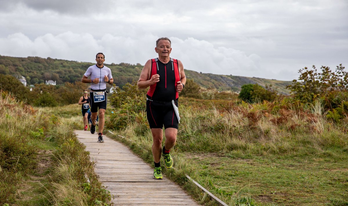 dreamteam_tv's tweet photo. 📺🎥 Tune in to @S4C on Thursday at 20:30 to see round 5 of the @WelshTriathlon Super Series from Gower. New for 2019, this popular Olympic distance event features a 🌊🏊, a spectacular 🚵 ride over the hills of the Gower Peninsula &amp; a coastal 🏃. #WTSS19 #swimbikerun #triathlon https://t.co/xD12lWTOFy