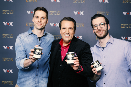 WAHNSINN! WAS WAR DAS FÜR EIN PITCH bei @diehoehlederloewen.vox von @paudarofficual? WIR FREUEN UNS RIESIG FÜR JOHANNES &amp; DENIZ von #paudar und wünschen viel Erfolg und Glück für die Zukunft mit @ralfduemmel_dsprodukte Dann sagen wir mal auf die #Regale, fertig, los.WE <3 #Paudar