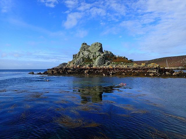 Swimming past Hangman’s Island, Bryher 
@swimquestholidays ift.tt/2HJ5UlU