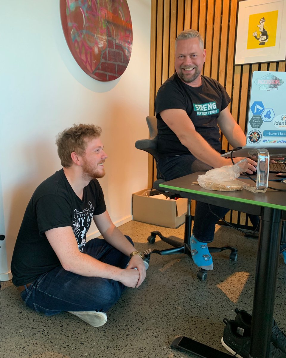 Justify_Legal's tweet photo. Sykt travelt på kontoret, vi nærmer oss nå å invitere inn eksterne testbrukere. Verneombud Sindre tok derfor runden for å informere om at alle har hev-senk pulter for å variere arbeidshøyde. Budskapet nådde frem, men en presisering hadde kanskje vært på sin plass. https://t.co/ATGdADiCaL