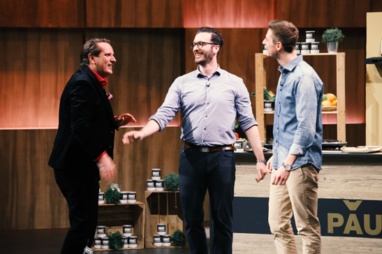 Was für ein Auftritt bei @diehoehlederloewen.vox von @paudarofficual Wir sind ganz aus dem Häuschen und schicken die liebsten Grüße nach Düsseldorf!  Wir wünschen viel Erfolg und Glück für die Zukunft mit @ralfduemmel_dsprodukte Dann mal auf die #Regale, fertig, los, oder?