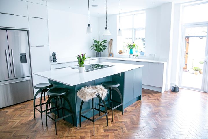 PortfolioKitch's tweet photo. This customer's kitchen was starting to look tired and not in keeping with their contemporary home. They wanted a fashionable kitchen and living space that worked with their existing Victorian features.

📍Notice📍 - no wall units - this is fast become a popular kitchen trend. https://t.co/EfTPwSZ4lP