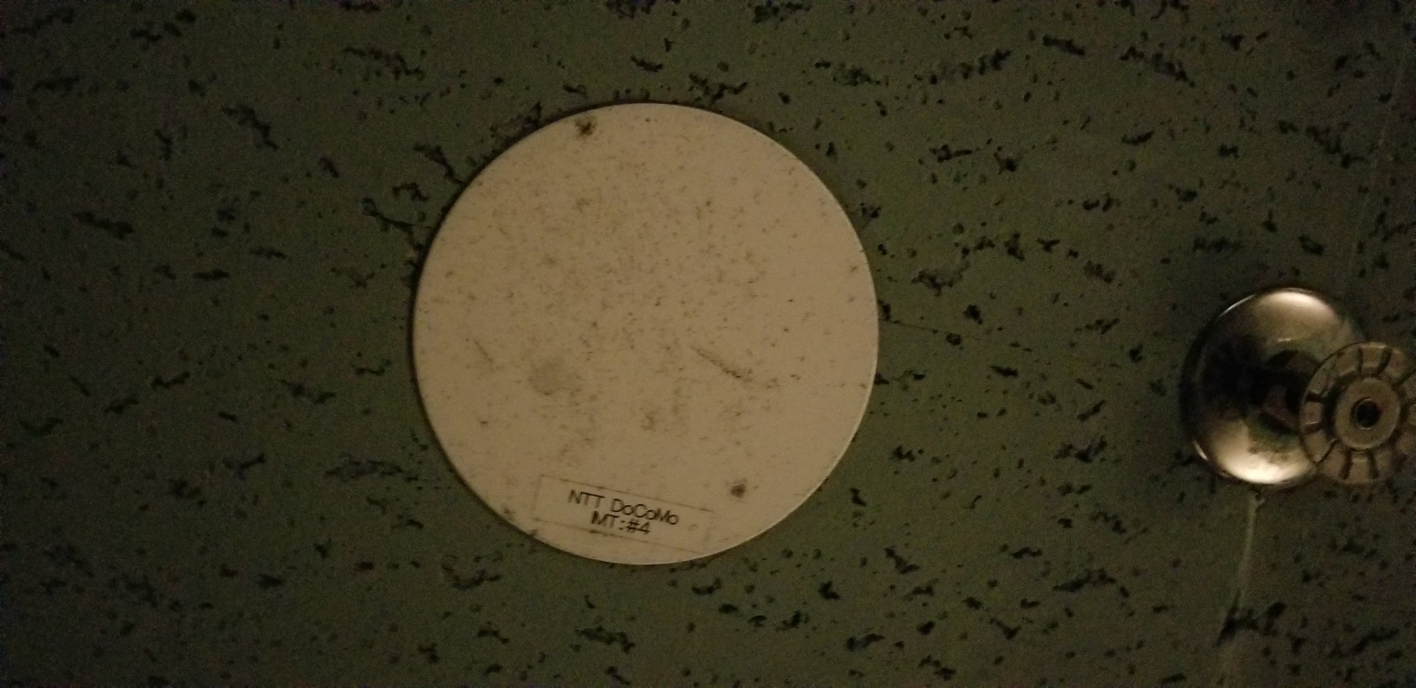 電波やくざ リアル無職 鴨川シーワールドのもうひとつの建物の屋内基地局 ドコモとauのみ ドコモは2 1g Auは800m ドコモの埋め込み式のアンテナは珍しいな と T Co Cdmajtieqs Twitter