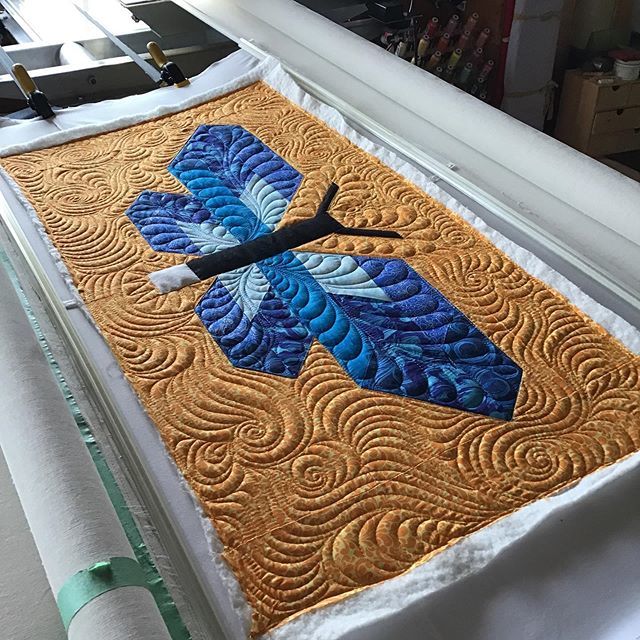 andrea_r's tweet photo. All done quilting! 
#freemotionquilting #longarmquilting #elizabethhartmanpatterns #colortheory #apqs #filtecglidethread via Instagram https://t.co/MP4KfbRsqV https://t.co/ovgNbBpvLE