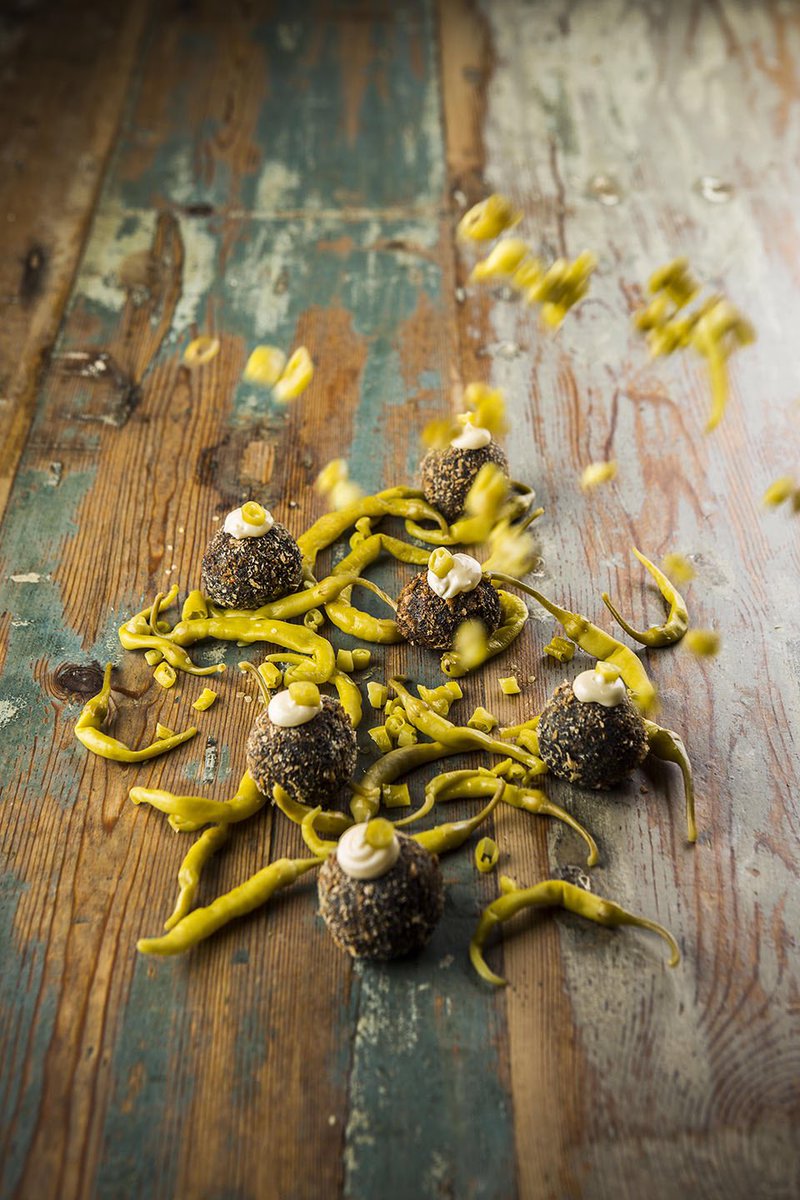 Hace bastante tiempo que no hablamos de nuestras croquetas de tinta de choco y la verdad que son para recordarlas!! 🤤
.
.
.
It’s such a long time without mentioning our famous cuttlefish croquettes and, honestly, they are just memorable and exquisite!!🤤