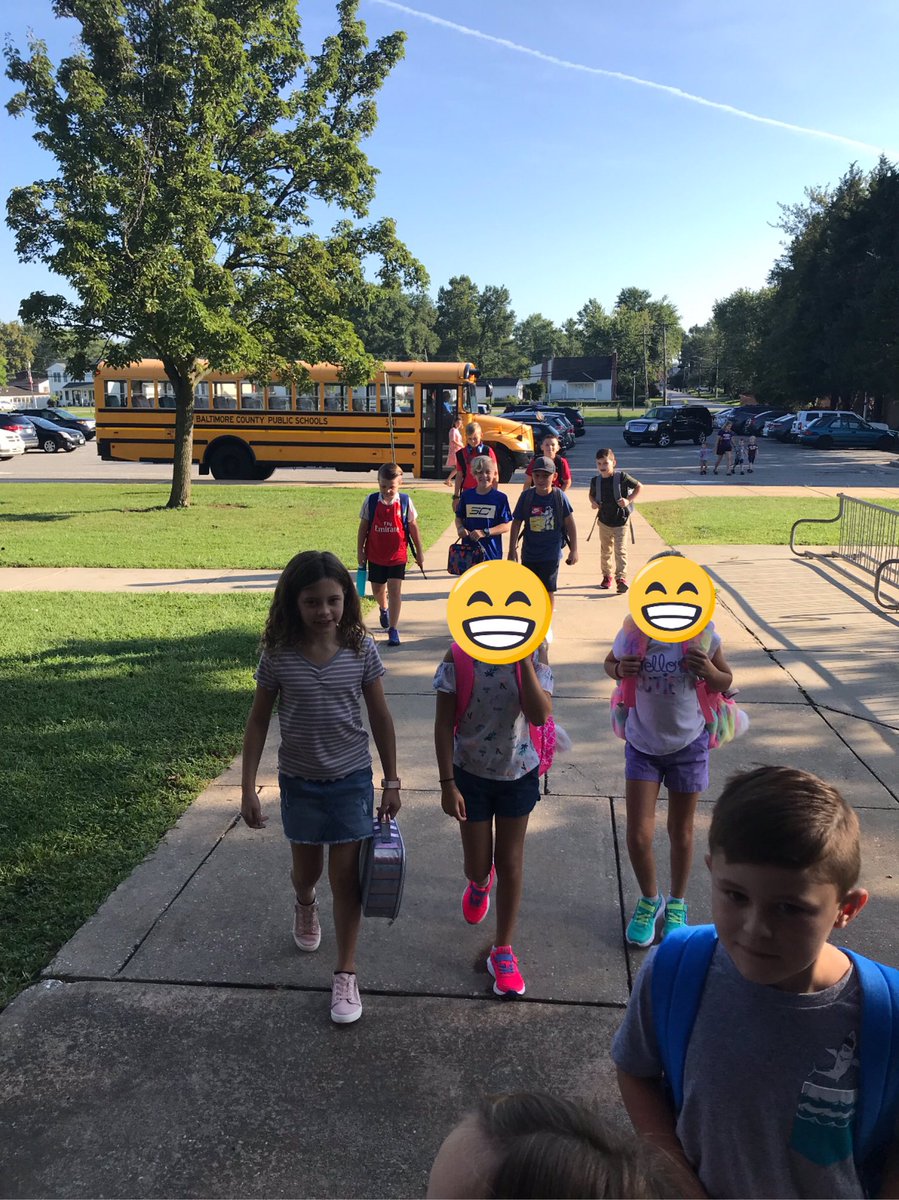 AmyDaniller's tweet photo. First day smiles @OliverBeachElem https://t.co/SPcinWiceO