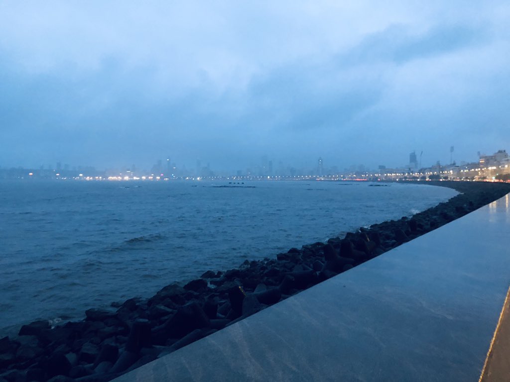 #Today an escapade with the very #experiential #MumbaiRains. No #experientialshow in the #LiveEvent industry ever beats that!!
#MarineDrive #NarimanPoint #view #rains #mumbailife #basics #girly #anchor #LoveAlways❣️