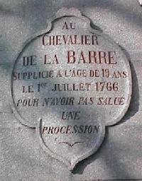  OSCURA REALIDAD vs LEYENDA NEGRAChevalier de La Barre: noble francés conocido por haber sido torturado, decapitado y quemado en la hoguera por no haberse quitado el sombrero al paso de una procesión.  https://aparisconelena.wordpress.com/2014/02/24/le-chevalier-de-la-barre-una-estatua-en-montmartre/