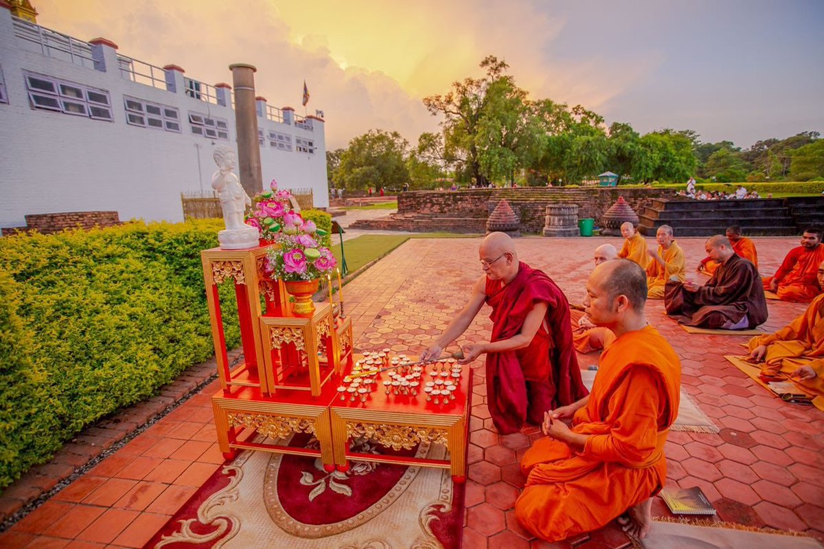 आज पबित्र बुद्ध जन्मस्थल लुम्बिनीमा सम्मानीय प्रधान मन्त्री ज्यू को शिघ्र स्वस्थलाभ तथा दीर्घायुको कामना गर्दै मायादेवी परिसरमा परित्राण र बुद्ध पुजा गरी पुण्य वितरण कार्यक्रम सम्पन्न भएको छ। यस पुण्य कार्य मा सहभागी हुने सबै संघ लाई हार्दिक नमन।