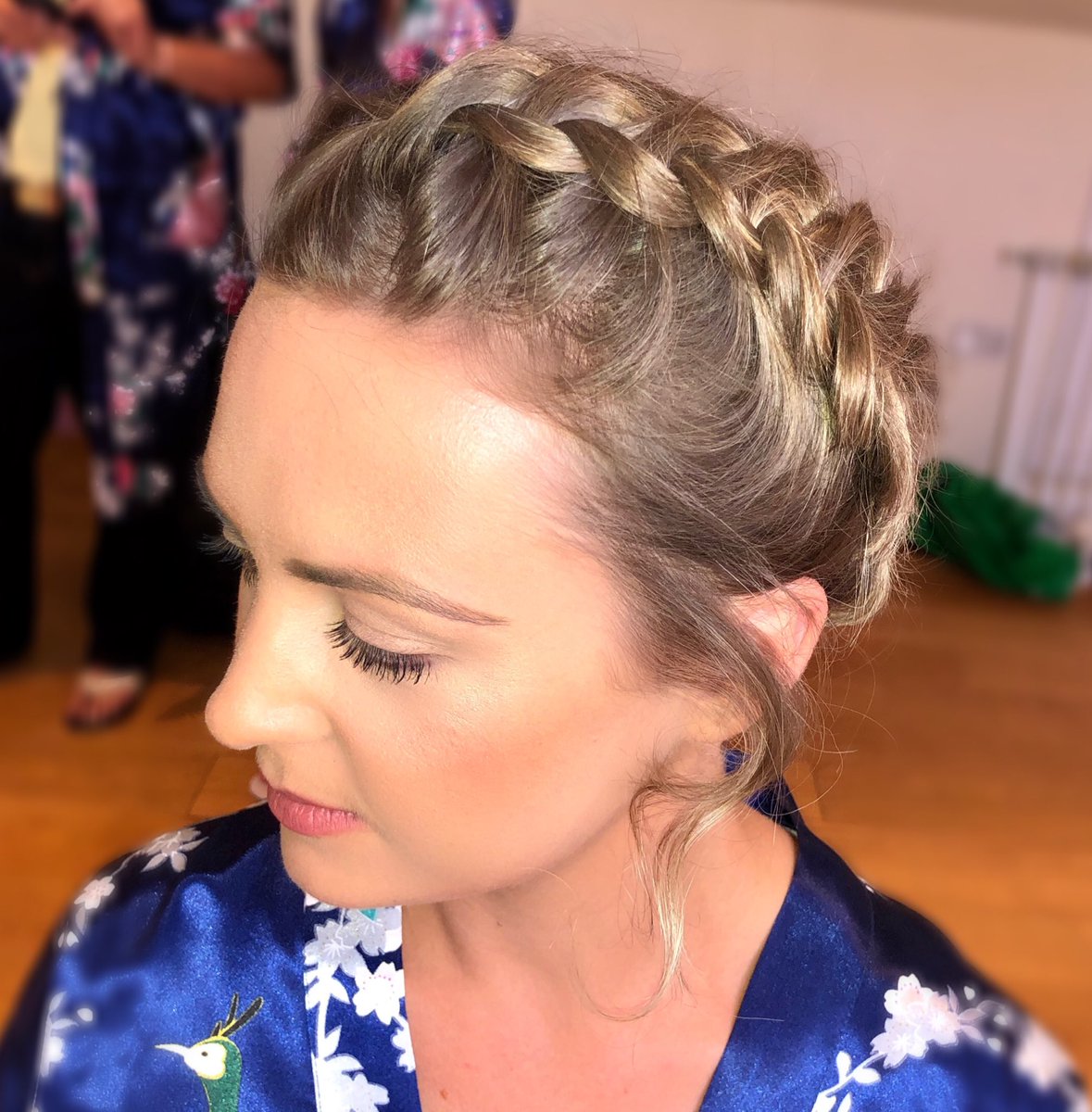 JadeAmyWillis's tweet photo. Glowy natural glam paired with a wispy textured halo braid.😻 I used @theDrybar hot toddy heat protector spray, tonged hair with @T3HaircareUK conical wand, scrunched in some @theouai dry texture foam &amp; then plaited away..〰️ https://t.co/GGPnKinXi5