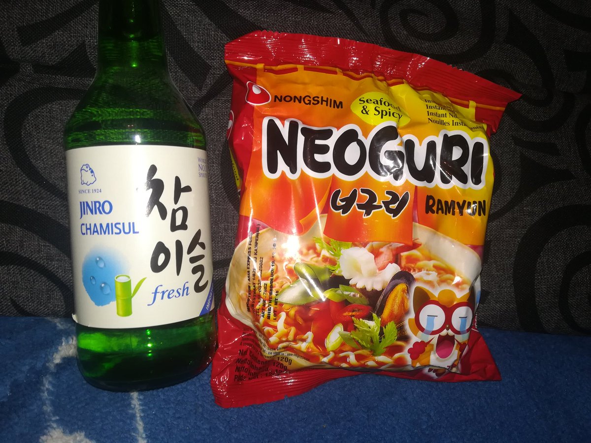 kuchiki_annsia's tweet image. Koreai sorozathoz Ramyun és egy kis Soju :) #kdorama #jugglers2017