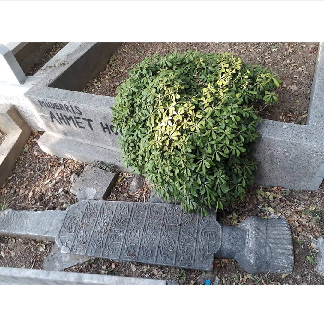 MufettisFahri's tweet photo. 273. Problem 🚨
1. Aşama ⚠️
İstanbul Eyüp Sultan Mezarlığı 🏙️
Tarihi mezar taşı ilgisizlik ve bakımsızlıktan dolayı kırılmış ve uzun süredir bu halde çürümeye terkedilmiştir.
#şikayet #talep #tarihieser #tarihesaygı #osmanli #mezar #mezartaşı #istanbul #eyupsultan #kaptam https://t.co/usToNYdqLm