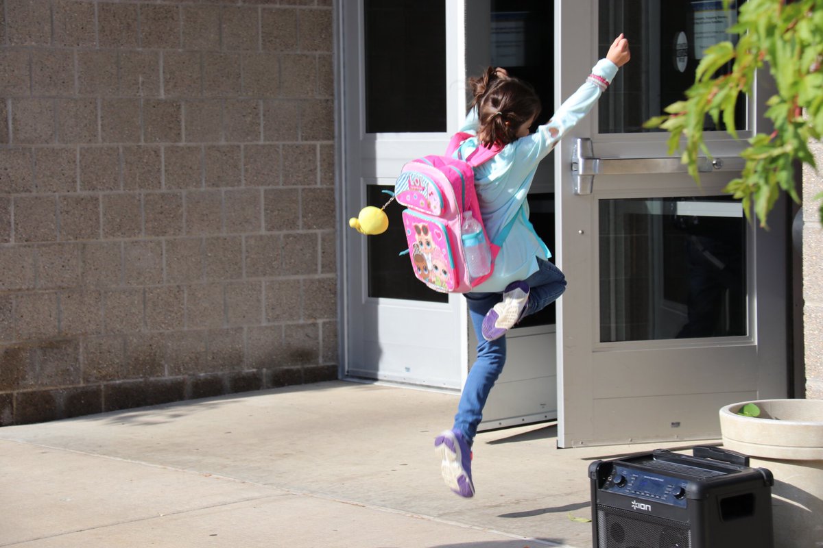 Hopkins270's tweet photo. This pretty much sums up that back to school feeling! #HPSFirstDay https://t.co/jVlR3uTkOY