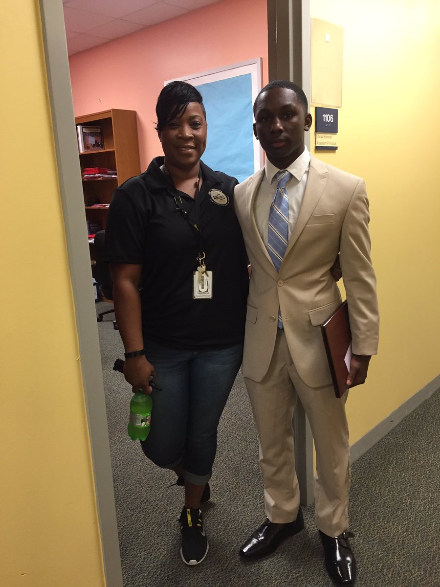 BarrettLavon's tweet photo. He got the job! @KnightdaleHS @MsTHannah1908 https://t.co/bXgC1mgM9M