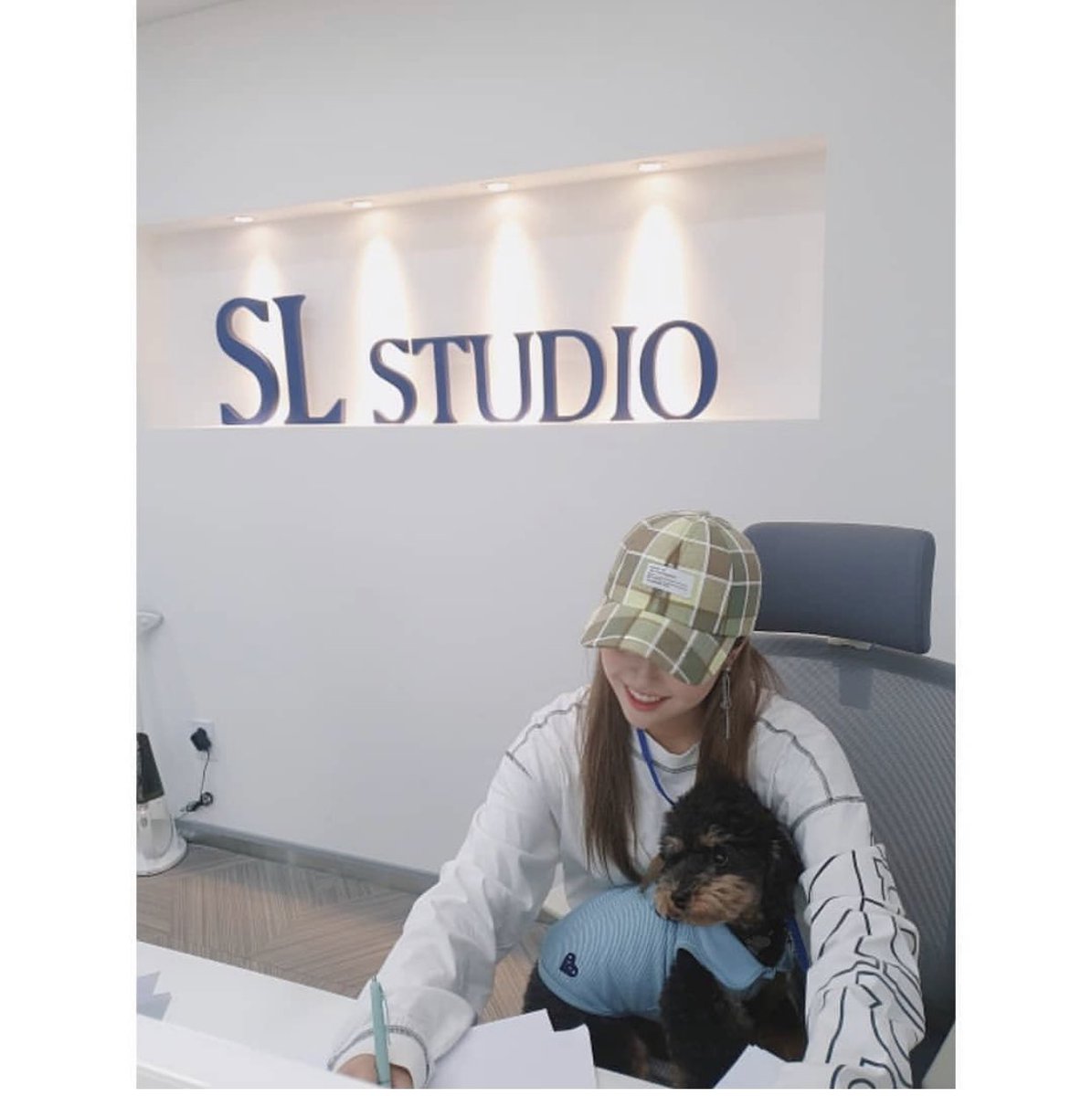 [INFO] 03.09.19 - De acordo com a última postagem da Minju, ela assinou um contrato com a SL Studio.
Não há informações se é um contrato com a empresa ou um contrato da competição de dança que ela era uma dos jurados.

Estaremos informando vocês quando sair mais informações!