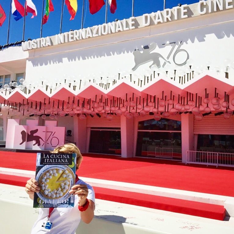 Per festeggiare i suoi 90 anni <a href="/Cucina_Italiana/">La Cucina Italiana</a> è venuta anche alla <a href="/la_Biennale/">La Biennale di Venezia</a> Copertina tutta in GIALLO perfetta per il #REDCARPET #settembre #inedicola