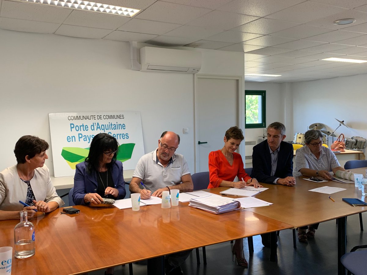 Caf_47's tweet photo. Signature d’une Convention territoriale globale entre la Msa, la Caf 47 et la CC Porte d’Aquitaine en pays de Serres. Mieux repartir l’offre d’accueil pour les 0-3 ans, soutenir la parentalité et renforcer l’accès aux droits #caf47 https://t.co/SVRBG2Rwzk