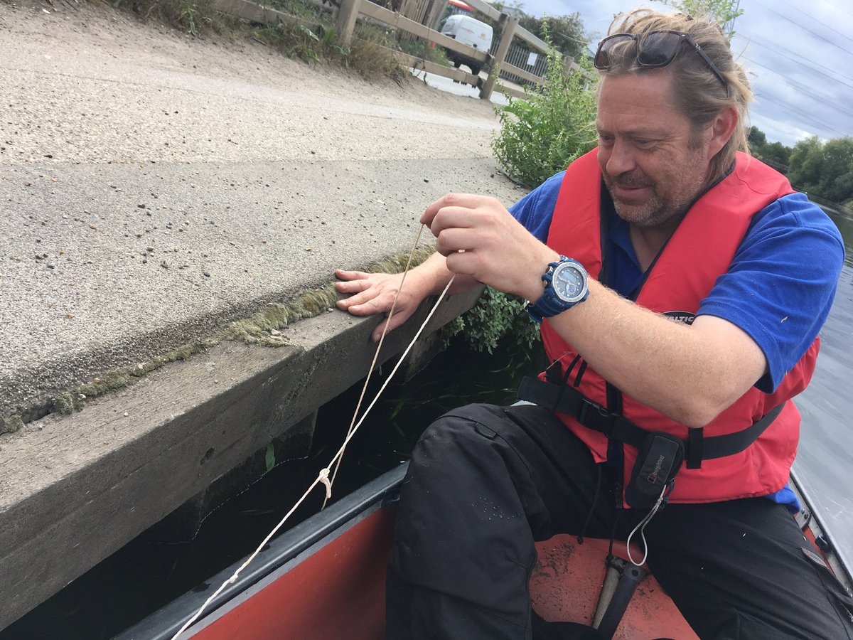 StonebridgeLock's tweet photo. Measuring up for #TottenhamFloatingReedbedProject Phase2 thanks to Darren ⁦@CRTSouthEast⁩ to take some time out of his busy day to go for paddle in our lovely #LeeNavigation #StonebridgeLock #LoveTheLea #LoveWhereYouLive https://t.co/sY1g1SZqUK