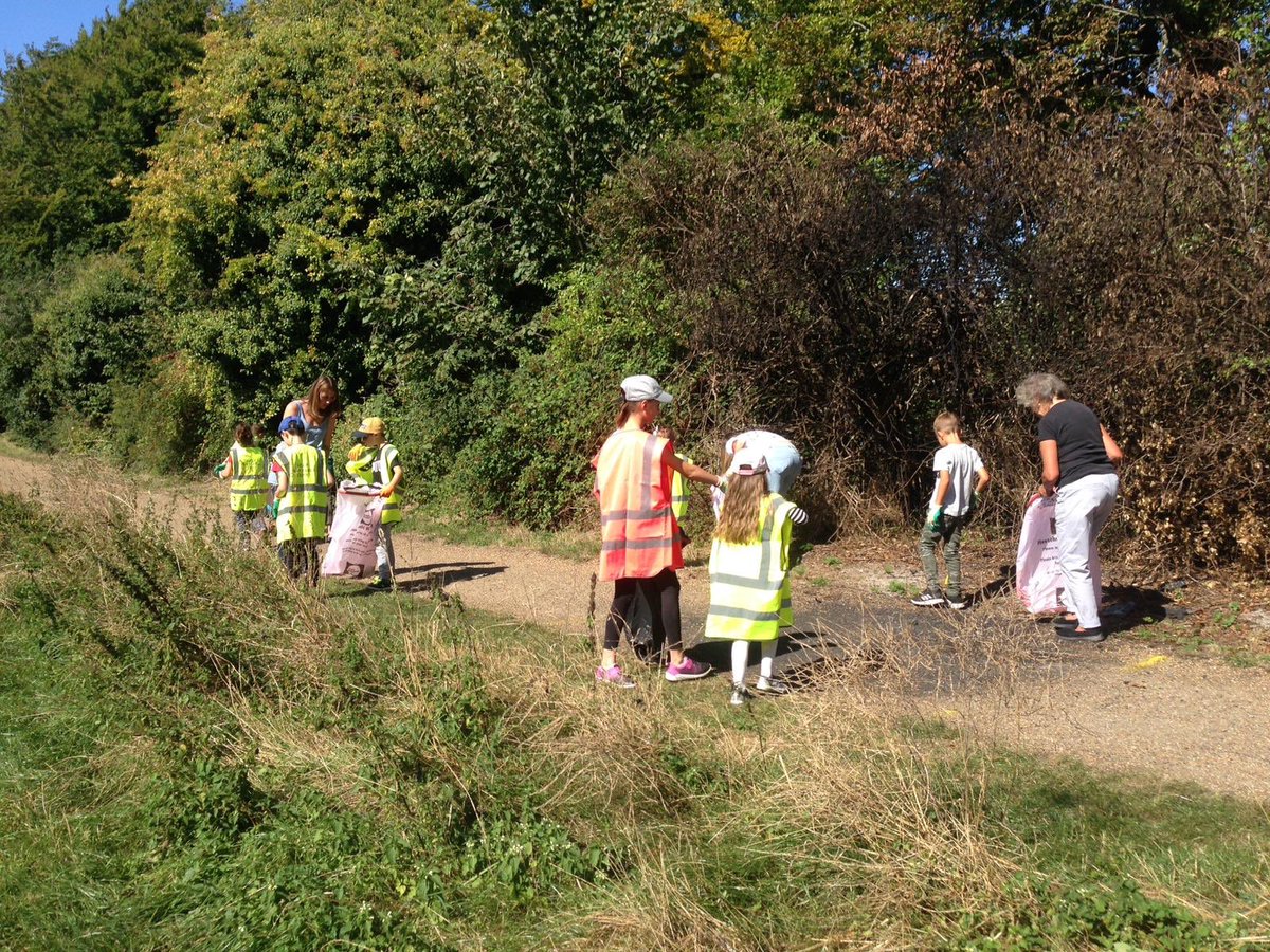 So proud of Mrs Fensome and her litter picking team today. Thank you for volunteering to help keep our Green Lanes tidy. #communitymatters #keepingDunstabletidy #greenfingers #team