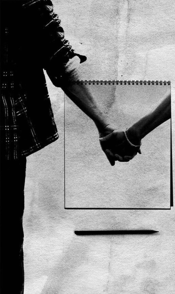 t3vid's tweet image. عرفت الحب لأول مرة في حياتي 
إنه كالموت تسمع عنه كل حينٍ خبراً ولكنك لاتعرفه إلا إذا حضر وهو قوة طاغية ، يلتهم فريسته ، يسلبه أي قوة دفاع يطمس عقله وإدراكه ، يصب الجنون في جوفه حتى يطفح به إنه العذاب والسرور واللانهائي
- نجيب محفوظ | الحب فوق هضبة الهرم