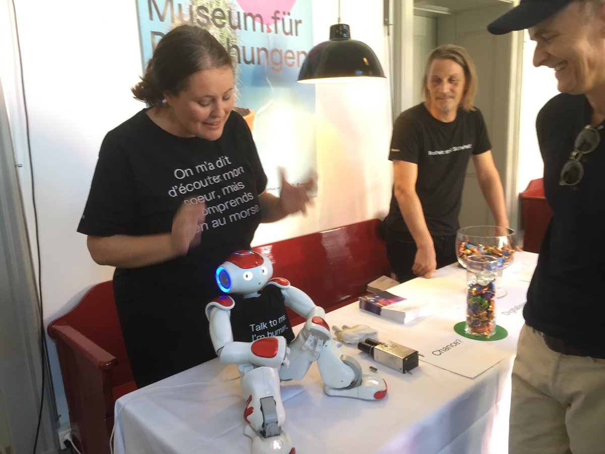 mfkbern's tweet photo. Unsere Kommunikatoren und Nao mit Gästen @GenerationenH im Gespräch #digitaltagbern https://t.co/bpEyjhCxeD