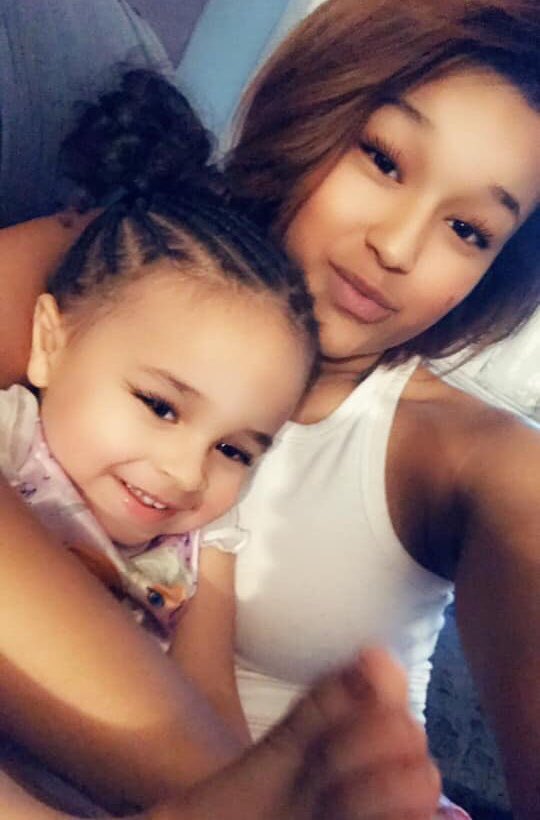 JesseWellsNews's tweet photo. Family members confirm 20yo mother Tatyana Sims was killed inside her home this morning.
Her 3-year-old daughter was grazed by the gunfire but will survive.
No motive yet known for the murder. https://t.co/cPBk05bBK9