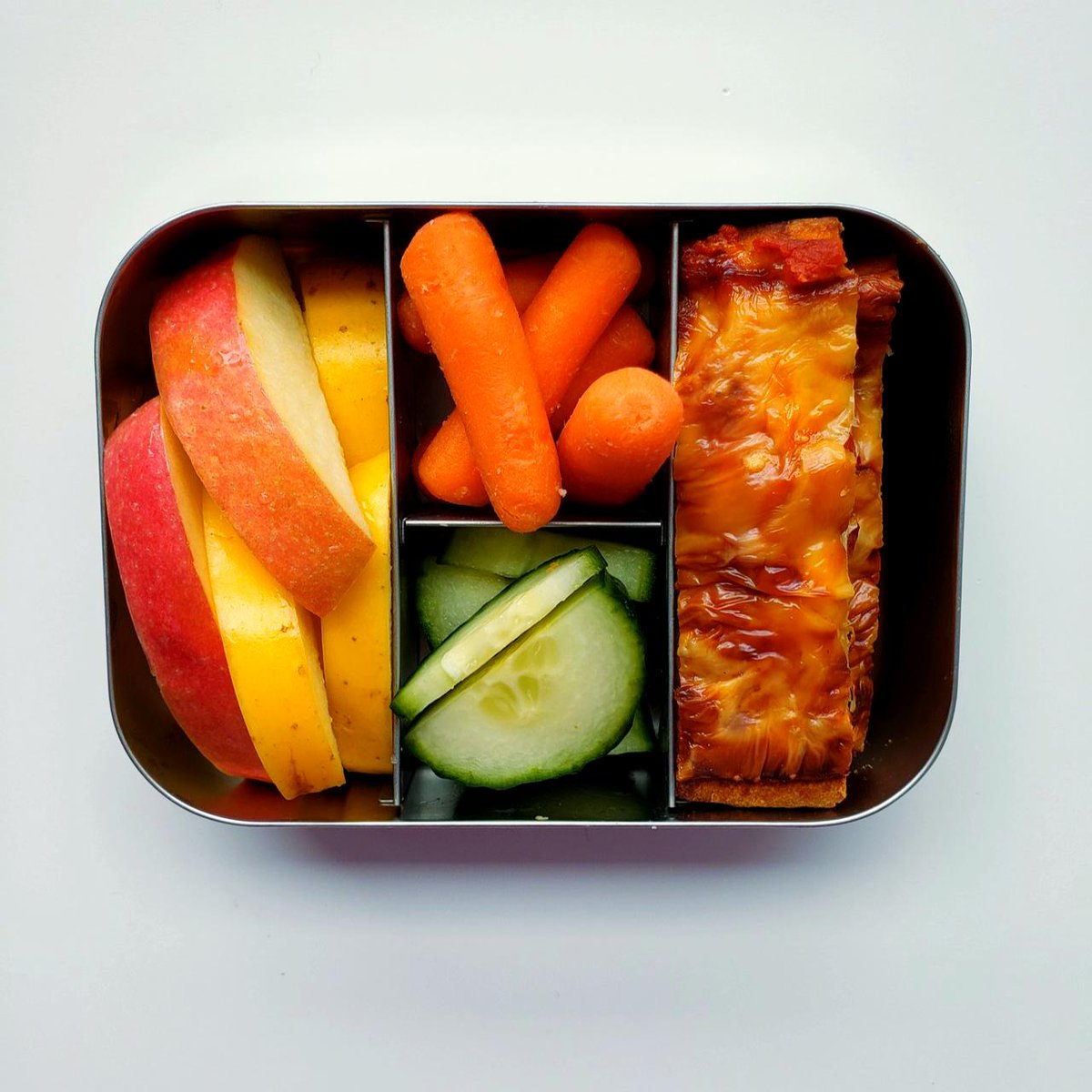 simplefamfood's tweet photo. Happy first day of #school, #lunchbox warriors. Please tell me I wasn't the only one choking back tears at drop off this morning. It's day one of roughly 190 school days, what are you packing for your kiddos today? #lunchbots https://t.co/GBeEl6Gzis