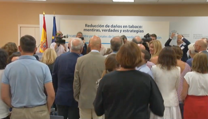 ElMonoVapeador's tweet photo. #StopCensura #NoALaDesinformacion #ANISverdadesTabaco 
La foto que nos queda a los espectadores es muy ilustrativa: Políticos, autoridades sanitarias y prensa dándoles la espalda a la población. BRAVO
@sanidadgob @anisalud @enspbrussels @CNPT_E @luisacarcedo https://t.co/zgAeutApdE