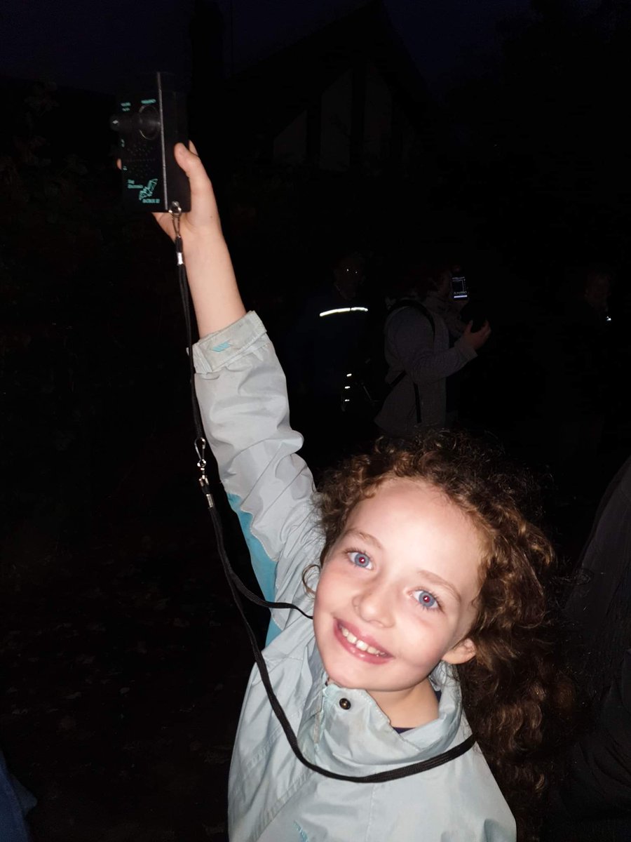 lothiansbats's tweet photo. One of the younger participants on last night's #batwalk at #BlackfordPond! Having fun listening to #bats on an old school #BatBoxIII ๐
#InvincibleDetectors! ๐ #lovebats #GetThemWhileTheyAreYoung! @Batbox_Ltd @SWTLothians @ScotWildlife @EdinOutdoors @_BCT_ https://t.co/JK8w46sf5F
