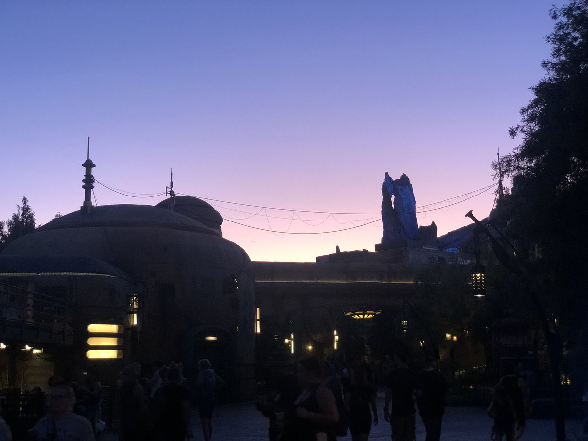 DadNrd99's tweet photo. That #sunset over #Baatu ๐
@DisneylandToday #GalaxysEdge #StarWars #Disneyland https://t.co/72nR7PTiu6