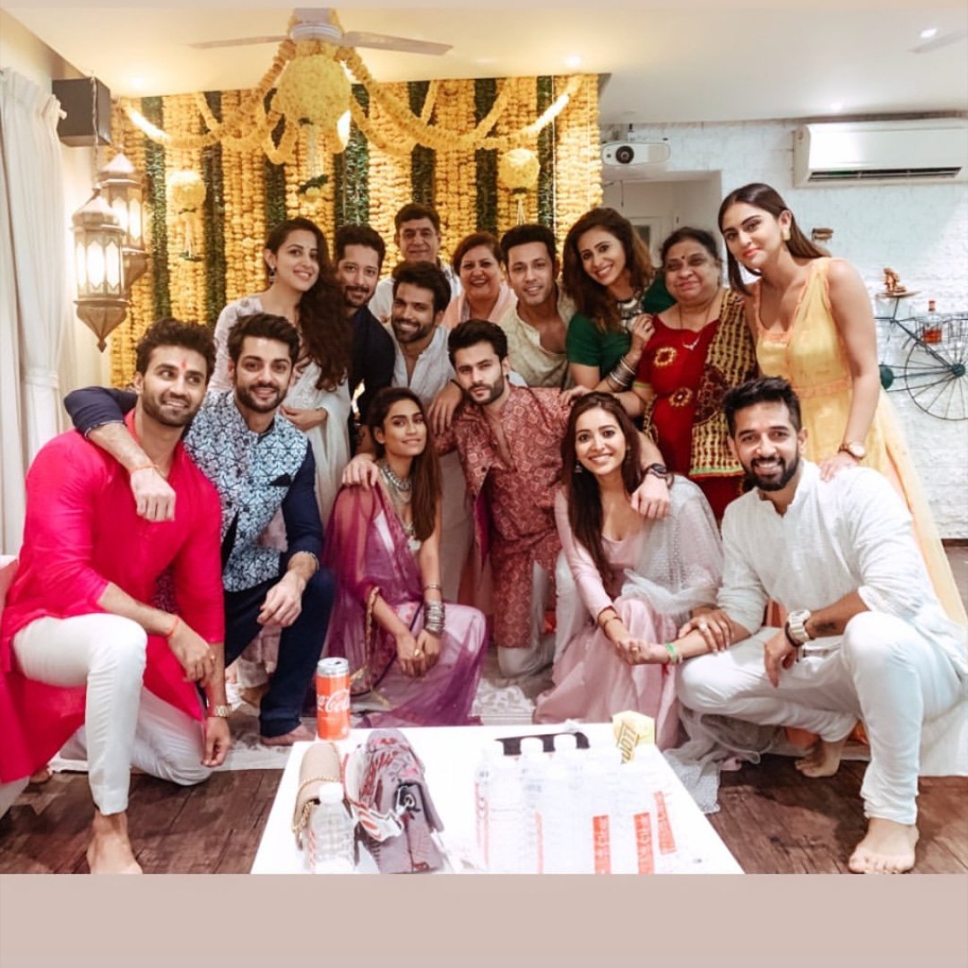 Karan009Wahi_FC's tweet photo. Friends like family ♥️ @karan009wahi #rahullsharma @KishwerM @prynca @AshaNegi7 @rithvik_RD @krystledsouza @aks24hrs @halfash @barmecharajat @sahilanandactor @arunwahi @wahi.veena #GaneshChaturthi2019 #Karanwahi https://t.co/rHXdPsnb5W