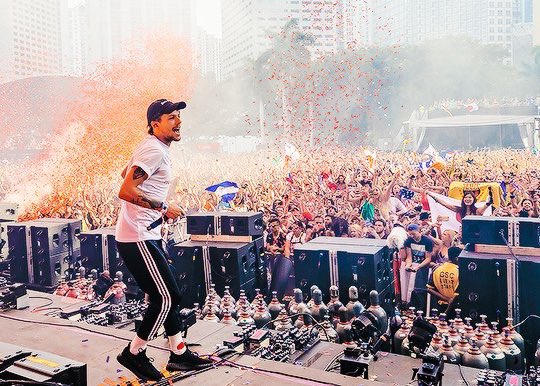 alwayslouisw's tweet photo. #FavoriteLouisMemory Happy and confident Louis on stage smashing it surrounded by his supportive Louies!! #2daystoKMM https://t.co/estP9hJGVt