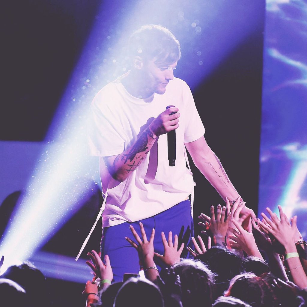 alwayslouisw's tweet photo. #FavoriteLouisMemory Happy and confident Louis on stage smashing it surrounded by his supportive Louies!! #2daystoKMM https://t.co/estP9hJGVt