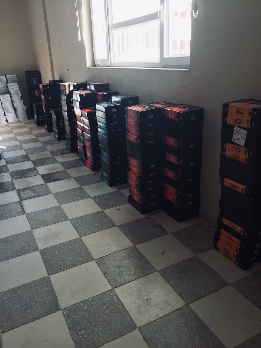 EviHilvan's tweet photo. 2019-2020 Eğitim Öğretim yılında öğrencilerimize kullandıracağımız kitap setlerimiz Bilgievimize ulaştı. Öğrencilerimize hayırlı olsun. @hilvankymkmligi @HilvanBelediye @HilvanIlceMEM @HilvanHalk @ZiyaAkel https://t.co/KAdOK2RVF1