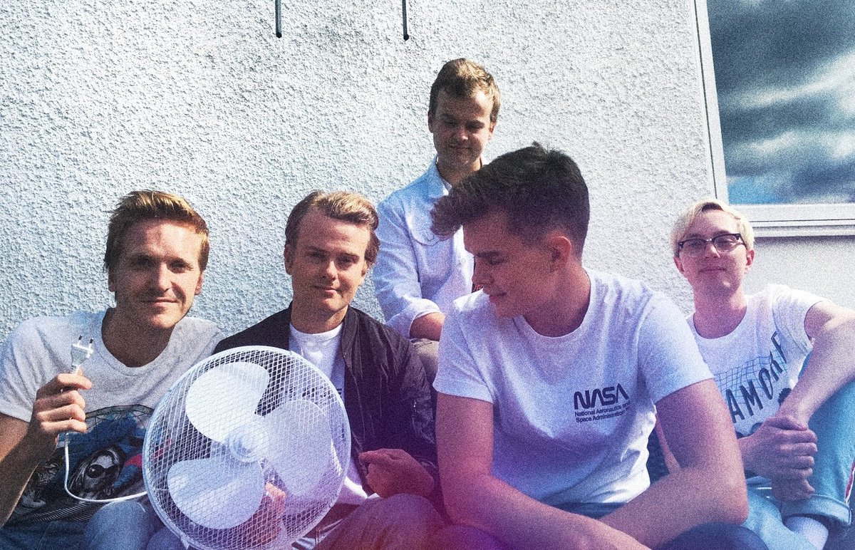 SWAYDAYmusic's tweet photo. We took a picture with one of our big fans today 🙌 https://t.co/ndx1tiQBZl