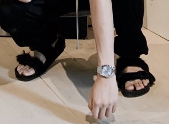 If I’m not mistaken Joonie’s Italian gallery hopping shoes of choice were none other than a pair of shearling lined Arizonas! Bangtan Birken-stans stay winning!